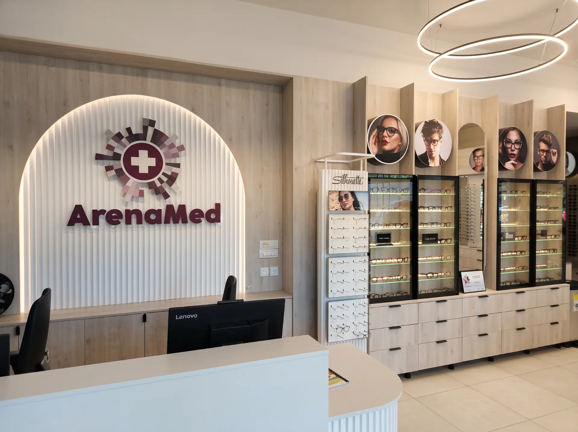 Recepția Clinicii ArenaMed din Sector 2, București — clinică cu decontare CNAS pentru oftalmologie, cardiologie și alte specialități